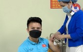 男國足成員在接種新冠疫苗。（圖源：VFF）