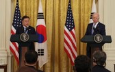 韓總統文在寅（左）和美總統拜登在會談結束後共同會見記者。（圖源：韓聯社）