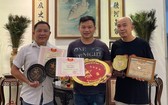 1991年“十大新秀”華語歌唱比賽冠軍羅偉志（羅丙侖，右）和1998 年冠軍黃強（左）向陳列室捐出他們的獎品。