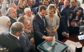敘利亞總統巴沙爾·阿薩德和他的妻子阿斯瑪26日在敘利亞首都大馬士革附近的一個投票站投票。（圖源：路透社）