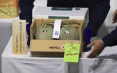 當地時間5月24日，日本北海道札幌市，批發市場裡的兩個“夕張蜜瓜”以270萬日元（約合16萬元人民幣）的最高價格被拍賣成功。（圖源：互聯網）