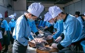 越瑤中專學校學員們在練習烹飪技巧。