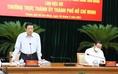 中央內政部長潘廷擢（左）在會議上發言。（圖源：T. Huyền）