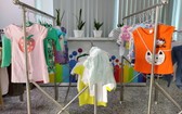 市兒童醫院的衣服免費區，為家長及其兒女提供適合的衣服。