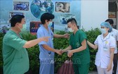 峴港C醫院領導向馳援北江抗疫的醫護人員親切握手並祝願抗疫成功歸來。（圖源：越通社）