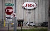 全球最大的肉品加工商JBS近日遭駭，旗下多處屠宰場受影響暫停營運。（圖源：AFP）