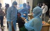 防疫工作人員為高新技術園區工人採樣檢測。（圖源：CTV）