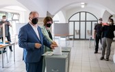 當地時間6月6日，德國薩安州舉行議會選舉，現任州長哈澤洛夫與妻子在馬格德堡的投票站投票。 （圖源：視覺中國）