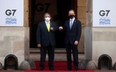 英國倫敦，G7外長會在蘭開斯特宮舉行會議，現場嚴格執行“碰臂禮”。（圖源：路透社）