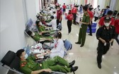 萊洲省熱心的青年志願者踴躍參加捐血救人奉獻愛心。（圖源：越通社）