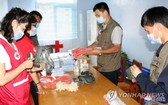 2020年8月，朝鮮紅十字會工作人員準備開展消毒等防疫工作。 （圖源：韓聯社/朝中社）