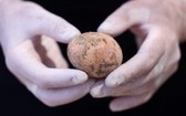  當地時間6月9日，以色列古物管理局宣佈考古學家發現了一枚保存較為完整的千年雞蛋。（圖源：互聯網）