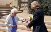 6月10日是英國已故菲立普親王百歲冥誕，白金漢宮表示，女王伊麗莎白二世獲贈1株以亡夫為名的玫瑰花，紀念夫婿100歲誕辰。（圖源：AP）