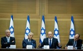 以色列新任總理貝內特（右二）在耶路撒冷參加新一屆政府第一次內閣會議。（圖源：新華社）