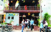 年輕人參觀西貢別動咖啡店。