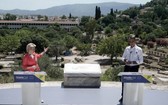 6月17日，歐盟委員會主席馮德萊恩（左）在希臘雅典和希臘總理米佐塔基斯舉行聯合新聞發佈會。（圖源：新華社）