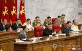 朝鮮勞動黨第八屆中央委員會第三次會議，金正恩坐在主席台正中央講話。（圖源：韓聯社/朝中社）
