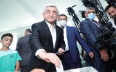 6月20日，亞美尼亞前總統謝爾日·薩爾基相在埃里溫一家投票站參加議會選舉投票。（圖源：新華社）