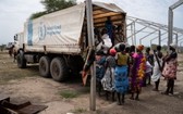 聯合國世界糧食計劃署6月10日，在南蘇丹古穆魯克分發食品。（圖源：AFP）