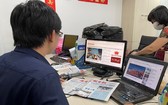 讀者通過華文《西貢解放日報》網報了解新聞。