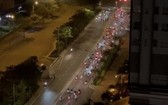 29日凌晨，數百名飆車徒聚集在阮友壽街上賽車。（圖源：視頻截圖）