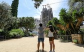 遊客在西班牙巴塞羅那聖家堂附近遊覽拍照。 （圖源：新華社）
