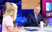 俄羅斯總統普京當地時間6月30日通過電視直播與俄民眾進行連線，回答民眾關心的各種問題。（圖源：路透社）