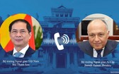 外交部長裴清山（左圖）與埃及外交部長薩邁赫‧哈桑‧舒凱里互通電話。（圖源：俊英）