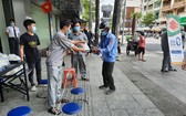 平仙公司員工發零元午餐給受疫情影響的勞動者。