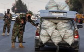 駐守首都喀布爾的阿富汗士兵檢查車輛。（圖源：Getty Images）