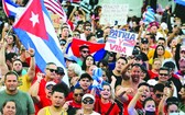 古巴民眾走上全國各地城市的街頭抗議食品和藥品短缺。（圖源：互聯網）