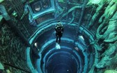 迪拜王儲哈曼丹在社交媒體上分享潛水員在世界最深潛水游泳池徜徉。（圖源：推特）