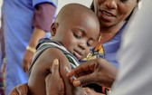 一名非洲小孩接受疫苗注射。（示意圖源：互聯網）
