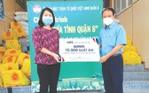 平仙公司代表將１萬份零元午餐交給 第八郡越南祖國陣線委員會。