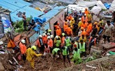 印度搜救人員在瓦礫堆中挖掘、搜索失蹤者。（圖源：互聯網）