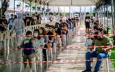 泰國民眾排隊等候接受新冠病毒採檢。（圖源：越通社）