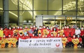 越南體育代表團在機場登機前合影留念。（圖源：越通社）