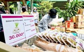 在越南Aeon有限責任公司組織的臨時售貨點選購生活必需品。