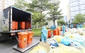 環衛工人在市國立大學宿舍集中隔離區收集醫療廢棄物。（圖源：市黨部新聞網）