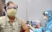 華人老幹部朱杞文獲接種疫苗。