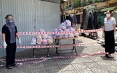 坊領導把救濟品送到馮興街市封鎖區。