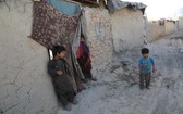 這是 5月31日拍攝的居住在阿富汗首都喀布爾一處“國內流離失所者”營地的兒童。（圖源：互聯網）