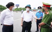 河內市人委會主席朱玉英(中)親往視察嘉林縣扶董橋檢查站。(圖源:黃丹)