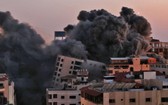 加沙哈納迪地區一座大樓在空襲中被毀。（圖源：AFP）