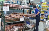 一名男性消費者在超市選購蛋類。（圖源：B.H）