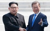 韓總統文在寅(右)和朝鮮國務委員會委員長金正恩(資料圖片)。