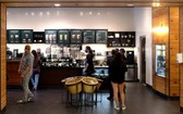 7月21日，顧客在美國舊金山灣區城市聖馬特奧一處購物中心內的咖啡店排隊。（圖源：新華社）