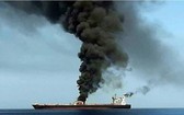 7月29日，一艘油輪在阿曼附近的阿拉伯海海域遭到襲擊，兩名船員死亡。（圖源: AFP）