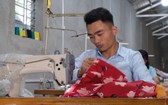 潘明貴為包括殘疾人士在內的許多勞工傳授縫紉技術和創造就業機會。