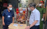 市領導贈送醫療用品與向華人幹部 陳秀娥瞭解防疫工作。